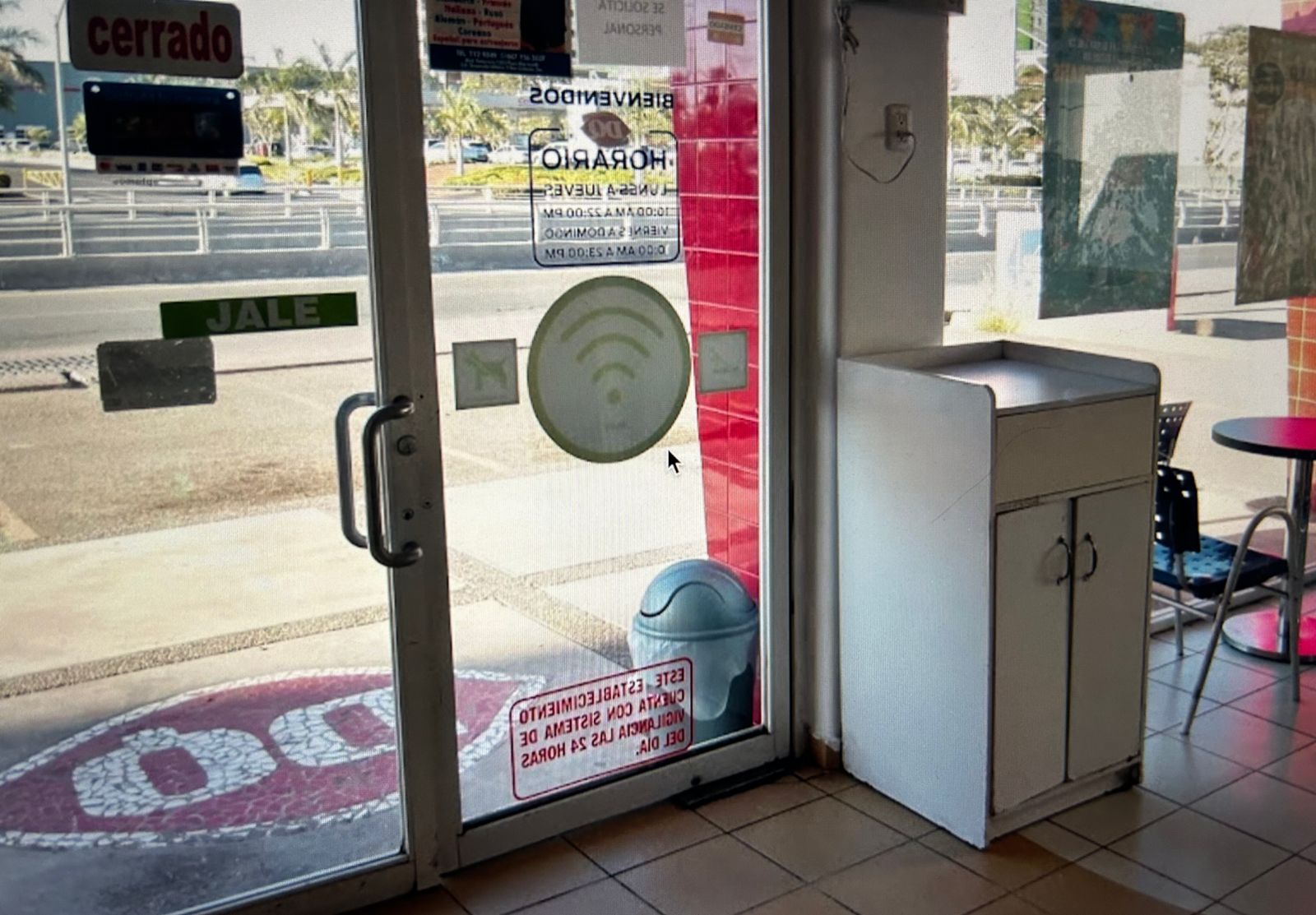 ¡No respetan! Delincuentes irrumpen en nevería y asaltan a clientes y a la cajera, en Culiacán
