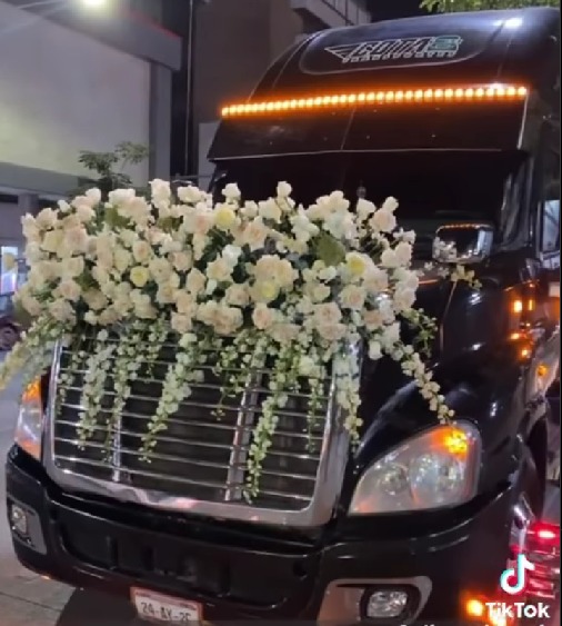 ¡Ni en carruaje ni carro clásico! Novia en Culiacán llega a la iglesia en un tráiler