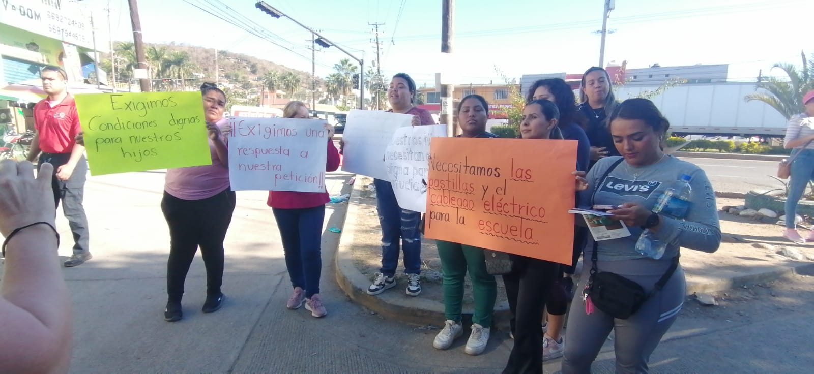 Cierran la carretera internacional padres de familia de la escuela Democracia en Urías en Mazatlán