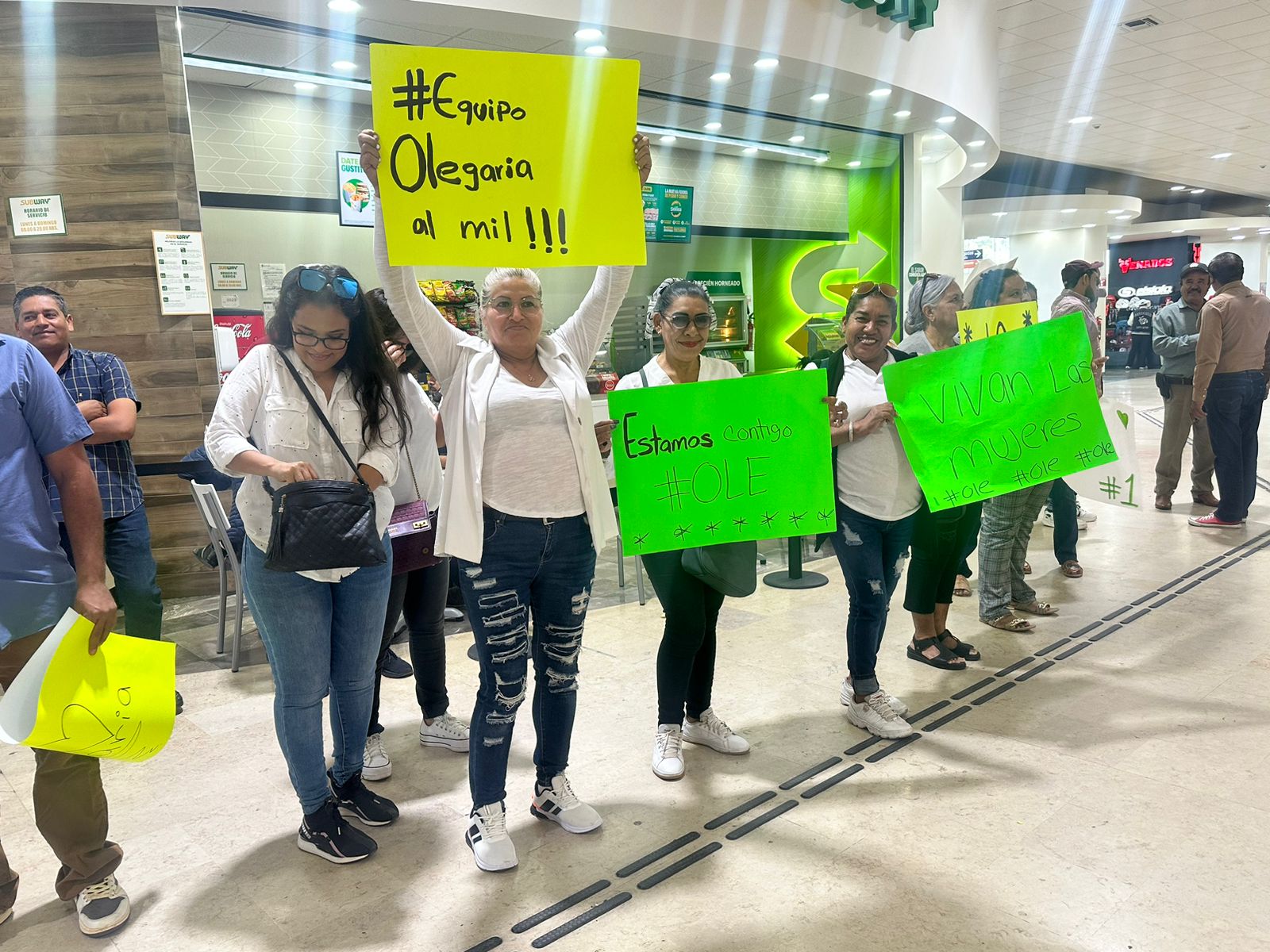 Con pancartas, flores y hasta banda, así reciben a Olegaria Carrazco en Mazatlán