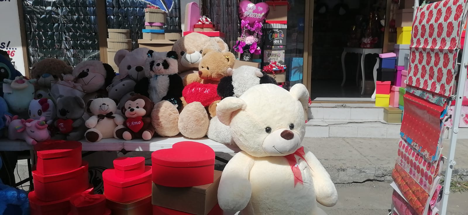 Osos de peluche en cajas de corazón, los más solicitados para regalar el Día del Amor y la Amistad