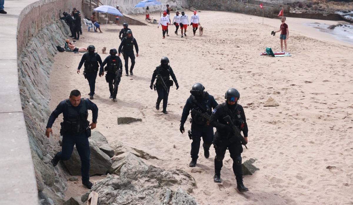 Retiran cristales y trozos de madera en el tradicional barrido por Olas Altas, en Mazatlán