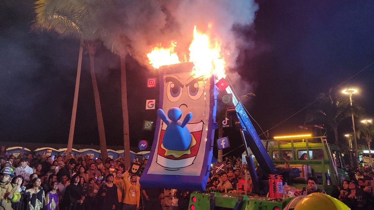 Arden Costos Excesivos del Celular en la Quema del Mal Humor del Carnaval de Mazatlán 2024