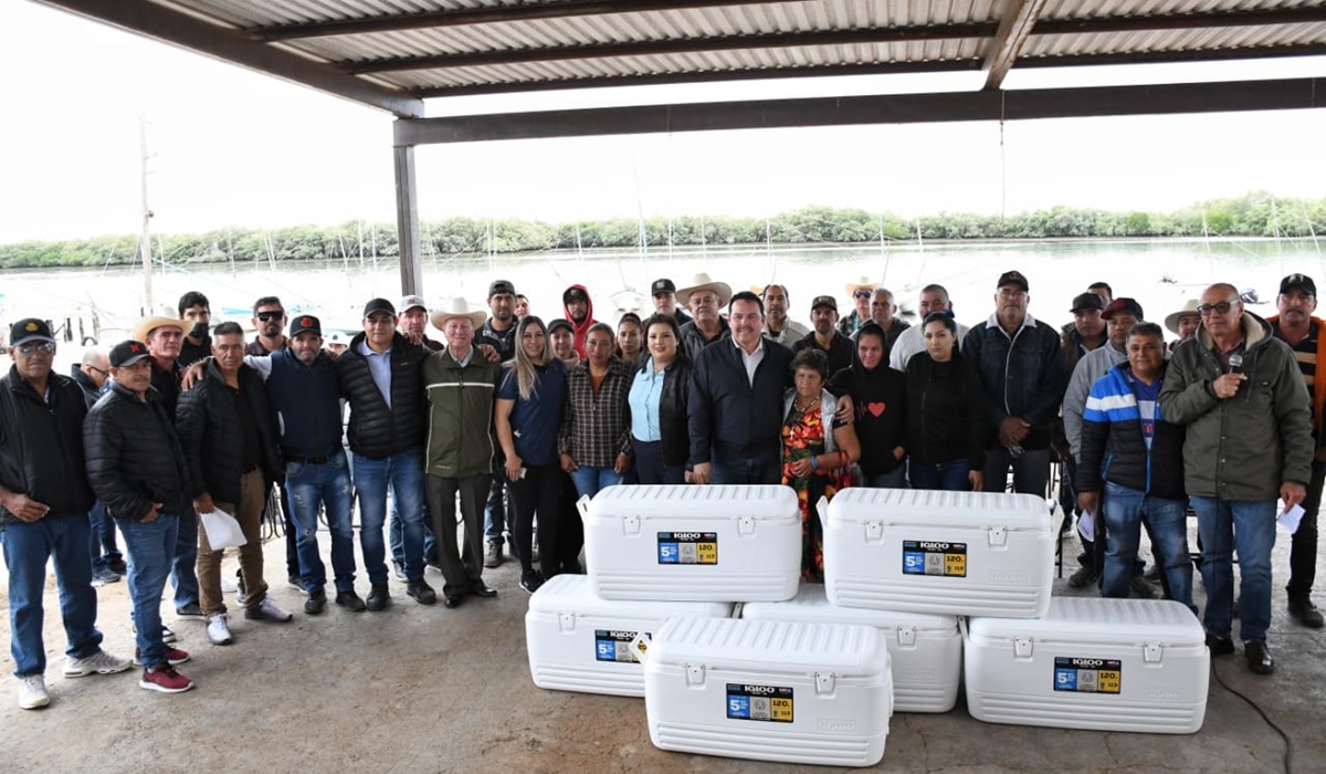 Pescadores de Angostura reciben hieleras de parte de la Secretaría de Economía del Estado