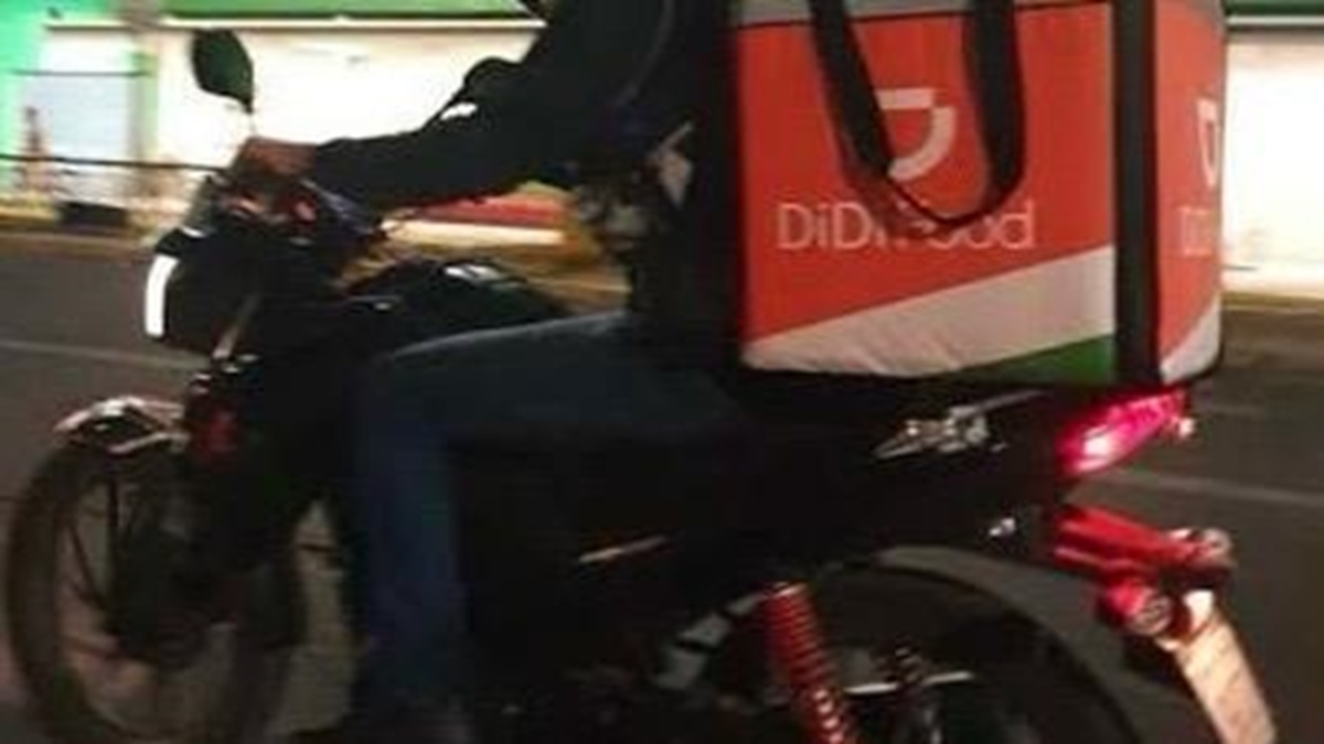 ¡Traían mochila anaranjada! Se hacen pasar por repartidores y asaltan a cuentahabiente en cajero automático, de Culiacán