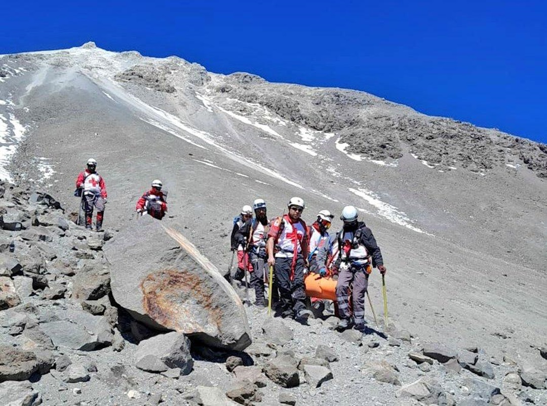Guía de alpinistas perdidos en el Pico de Orizaba, fue hallado sin vida; un montañista sigue extraviado