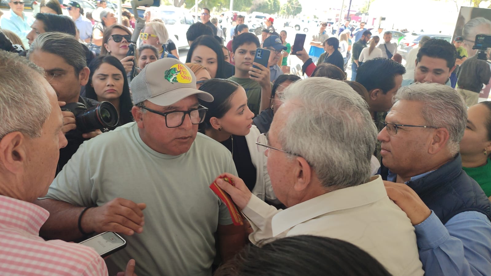 Temporaleros exponen ante delegado de Bienestar su situación; piden explicación porque los excluyeron