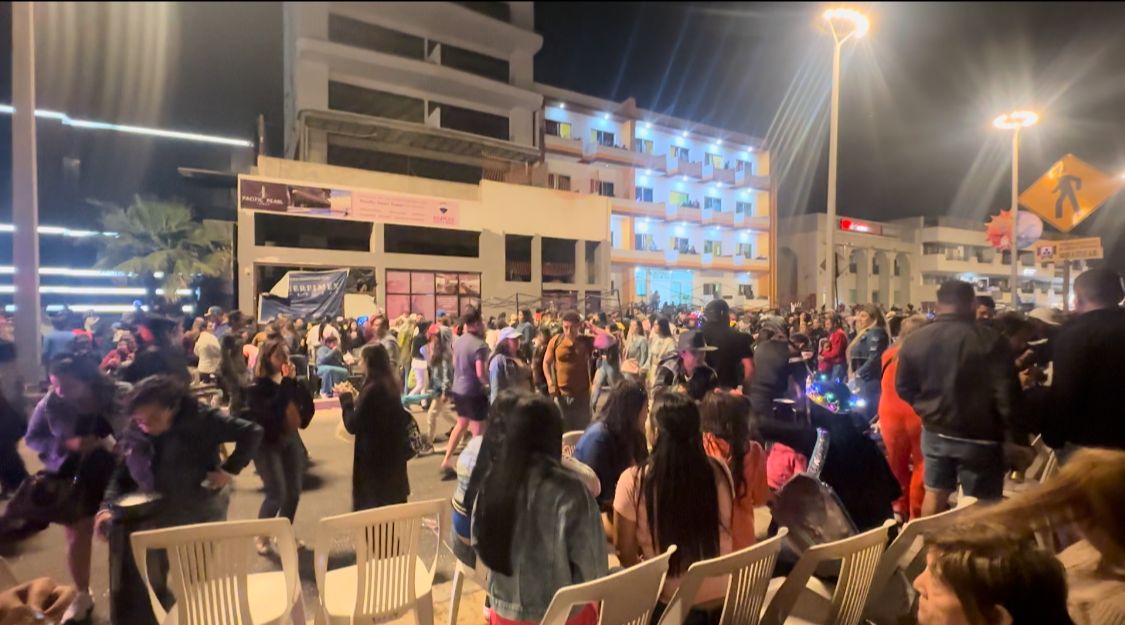 ‘A chuchita la bolsearon’; se arma trifulca en malecón de Mazatlán entre vendedores de sillas en desfile carnavalero