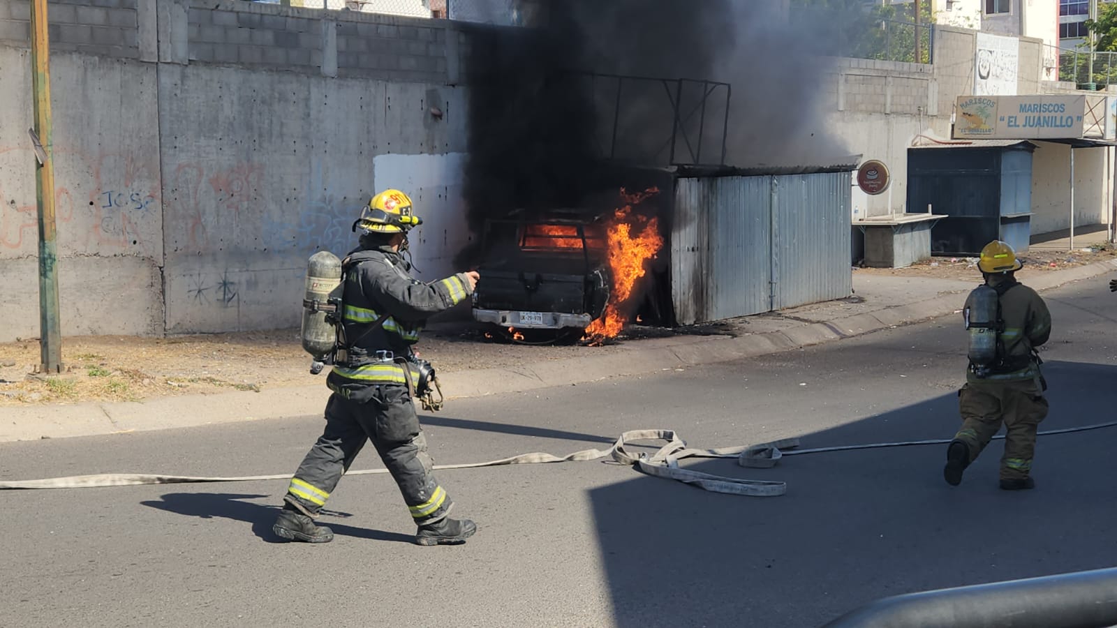 Se incendia camioneta tras chocar contra un puesto de sushis en Culiacán