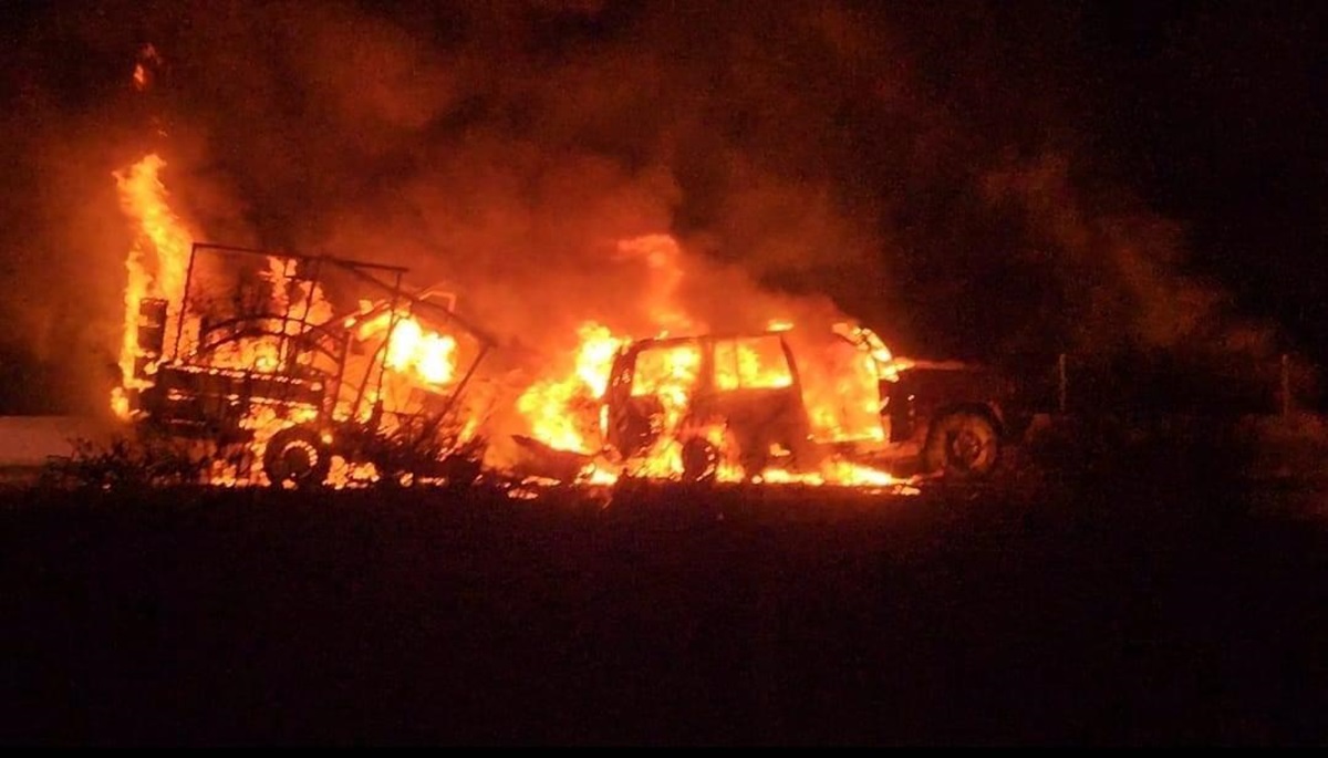 Se incendia camioneta con muebles sobre la México 15, en Guasave