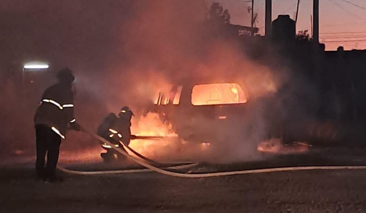 Se incendia vehículo a la salida sur de Guamúchil