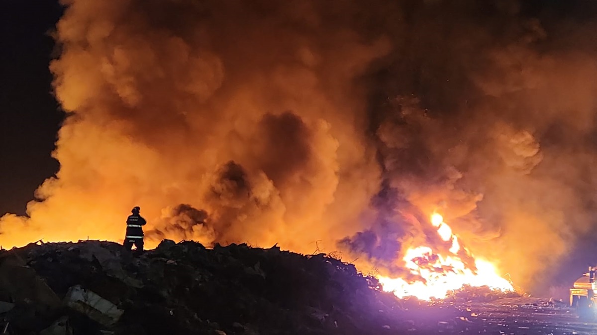 Se registra fuerte incendio en el área de llantas en el basurón municipal de Culiacán