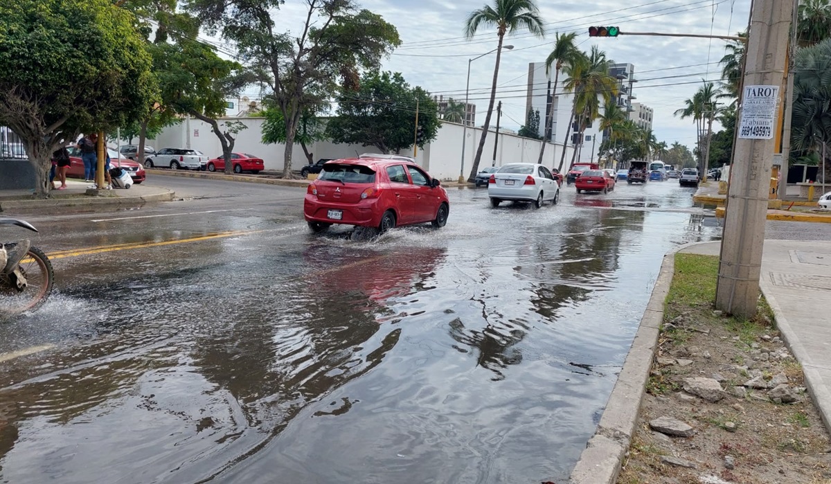 ¿Aguas negras? En pleno Carnaval se inunda avenida Cruz Lizárraga, en Mazatlán