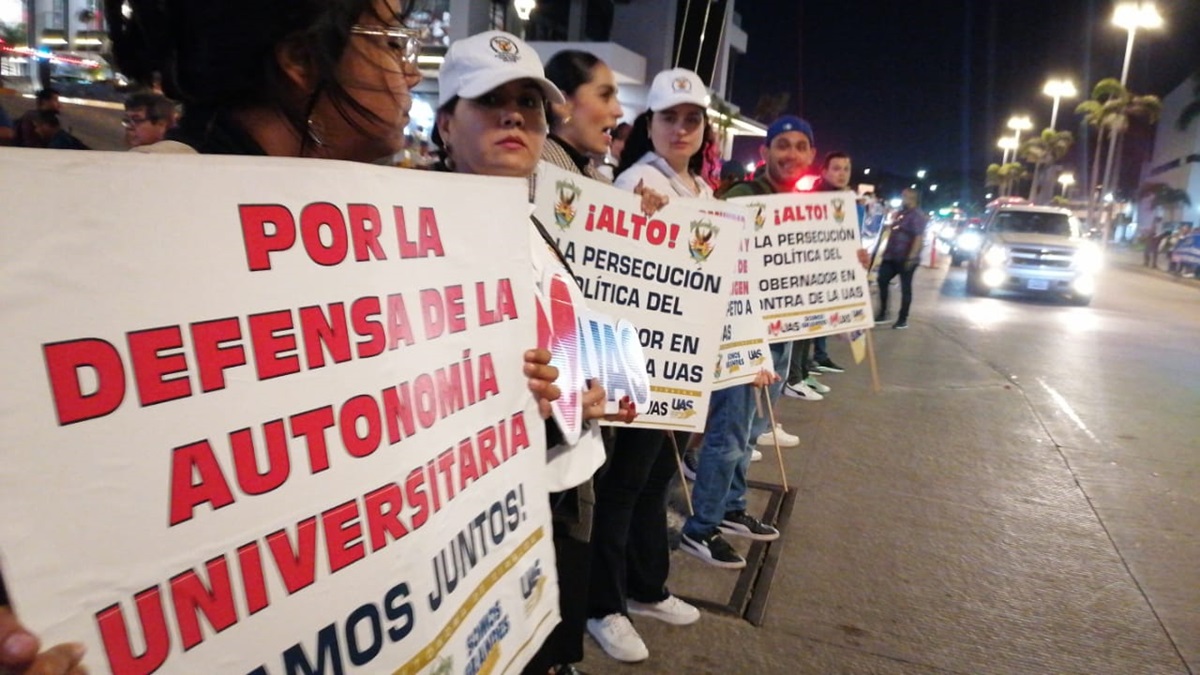 Manifestantes de la UAS bloquean entrada a hotel donde llegará AMLO en Mazatlán
