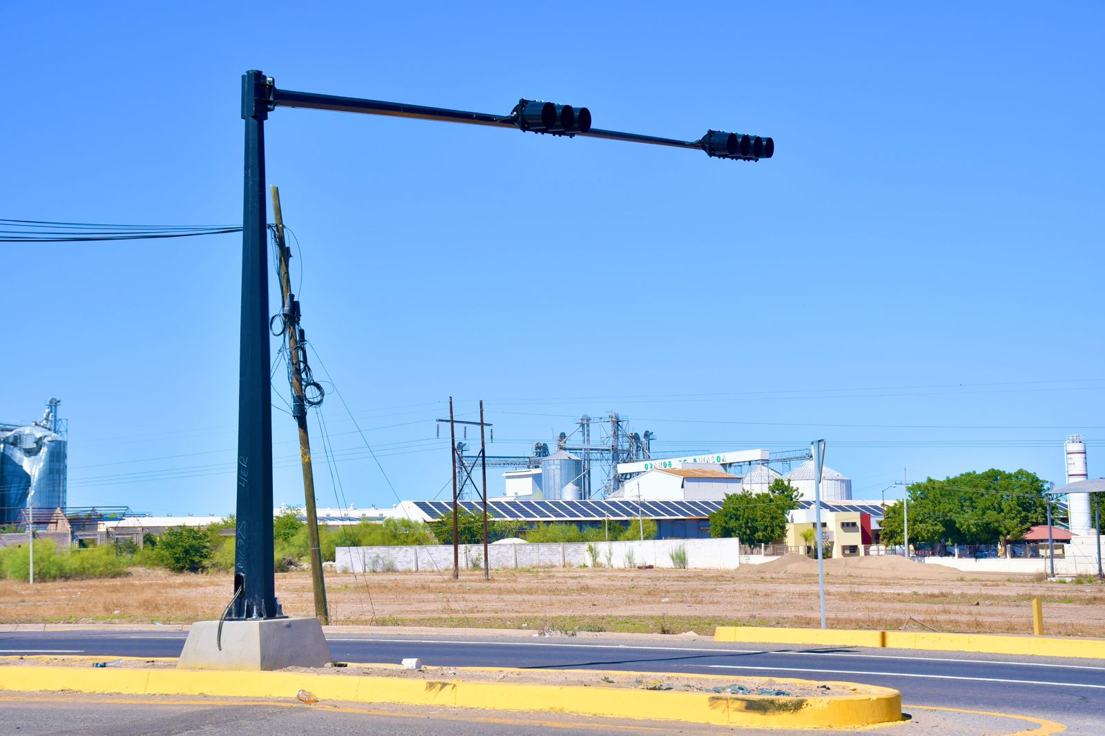 ¡No más espera! Por fin se instalan los semáforos a la salida norte de la ciudad de Guamúchil