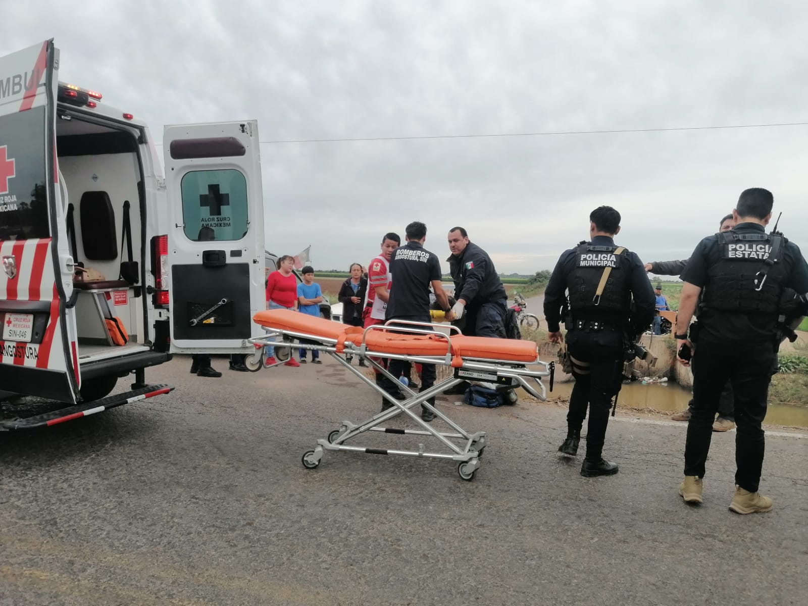 ¡Le salvan la vida con RCP! Sexagenario cae junto a su motocicleta a un canal en Angostura