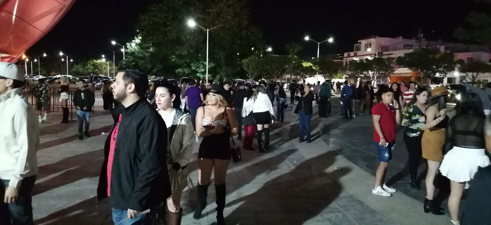 De tejana abarrotan el Teodoro Mariscal para bailar con los Prófugos del Anexo en Mazatlán