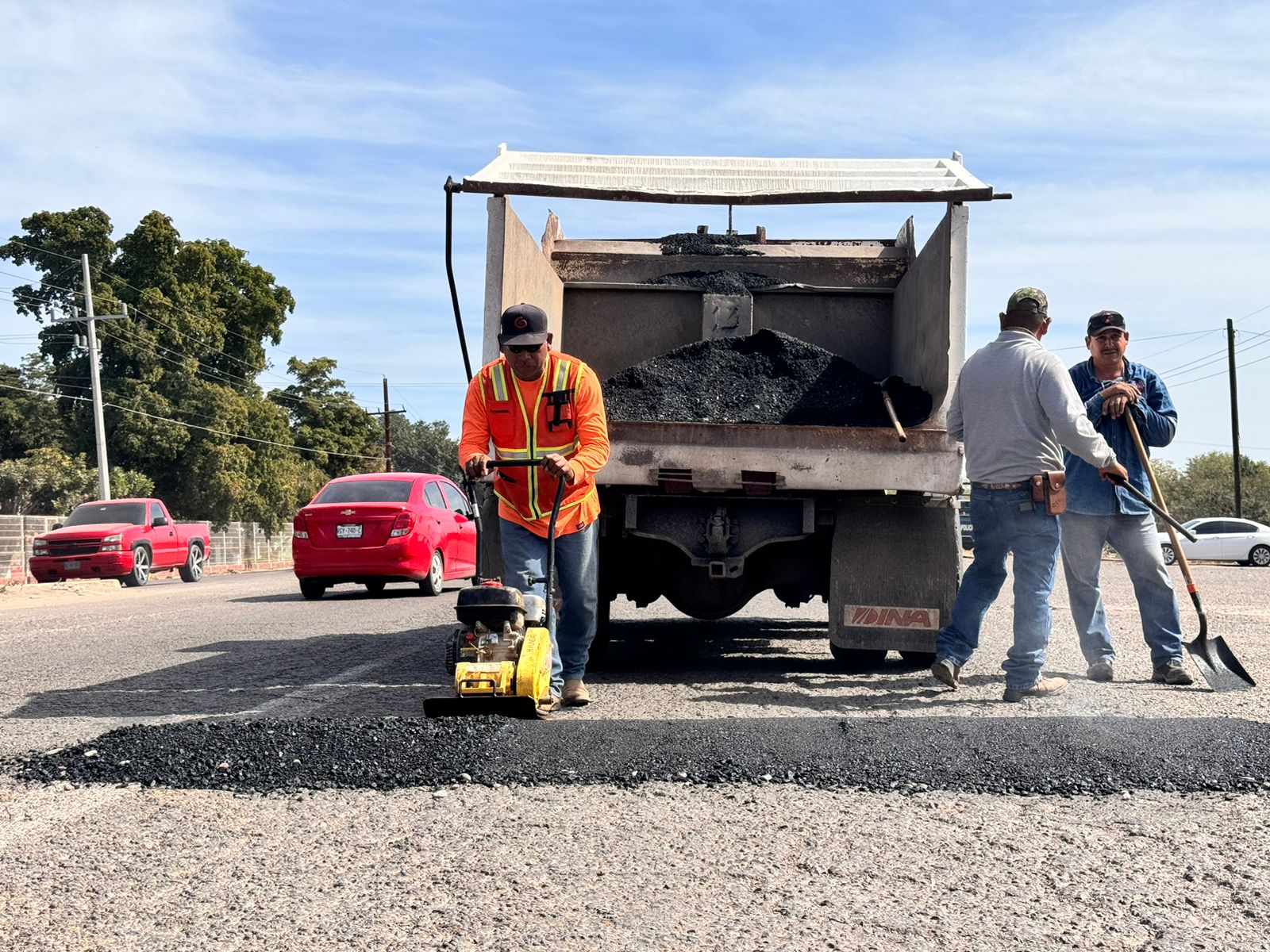 Para evitar que carros pasen a exceso de velocidad, Ayuntamiento de El Fuerte construye topes en ejido Los Torres