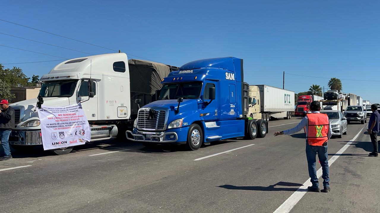 ‘Nos están matando AMLO’; transportistas en Mazatlán se unen al paro nacional ante inseguridad en carreteras