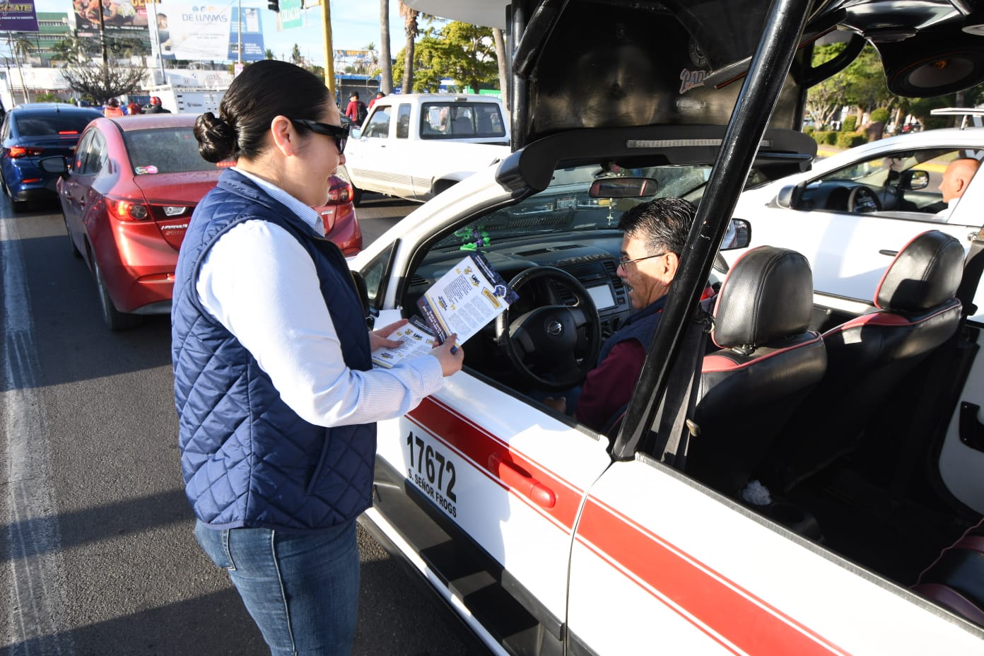 “Por la defensa de la autonomía”; universitarios de la UAS volantean en cruceros de ciudades de Sinaloa