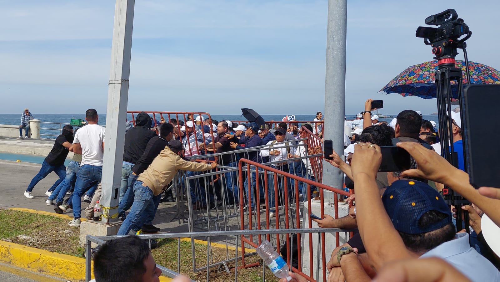 (VIDEO) Manifestantes de la UAS derriban vallas para intentar entrar a la fuerza a evento de AMLO en Mazatlán