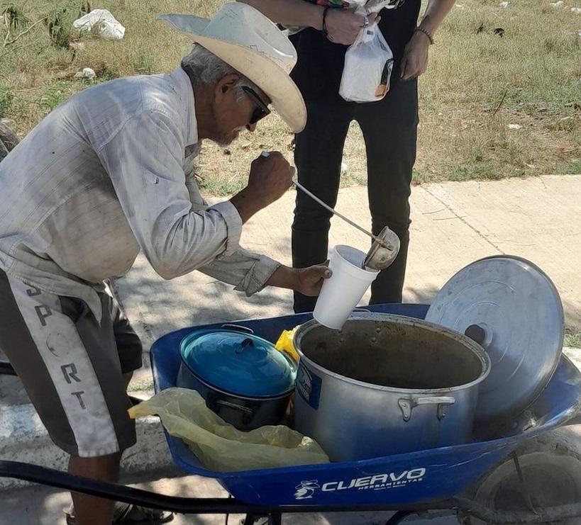 ¡Ganas de salir adelante! Don Francisco, vende pozole en carretilla en Villa Unión