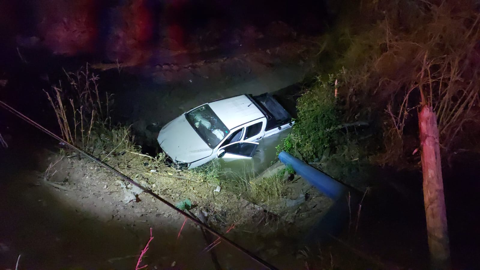 Hombre resulta herido luego de volcarse en una camioneta, en Angostura