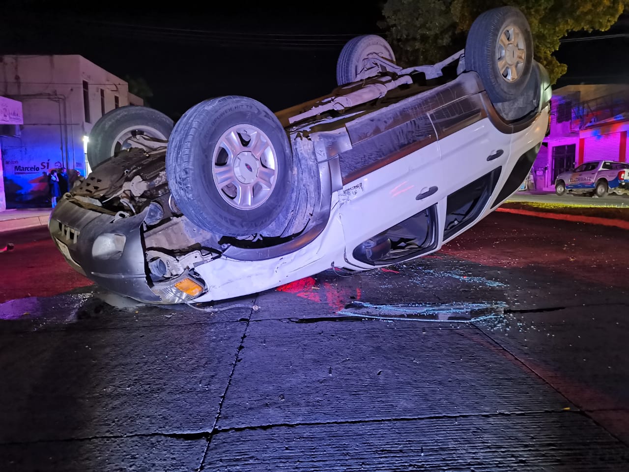 Le truena rótula y termina volcado en uno de los principales bulevares de Los Mochis