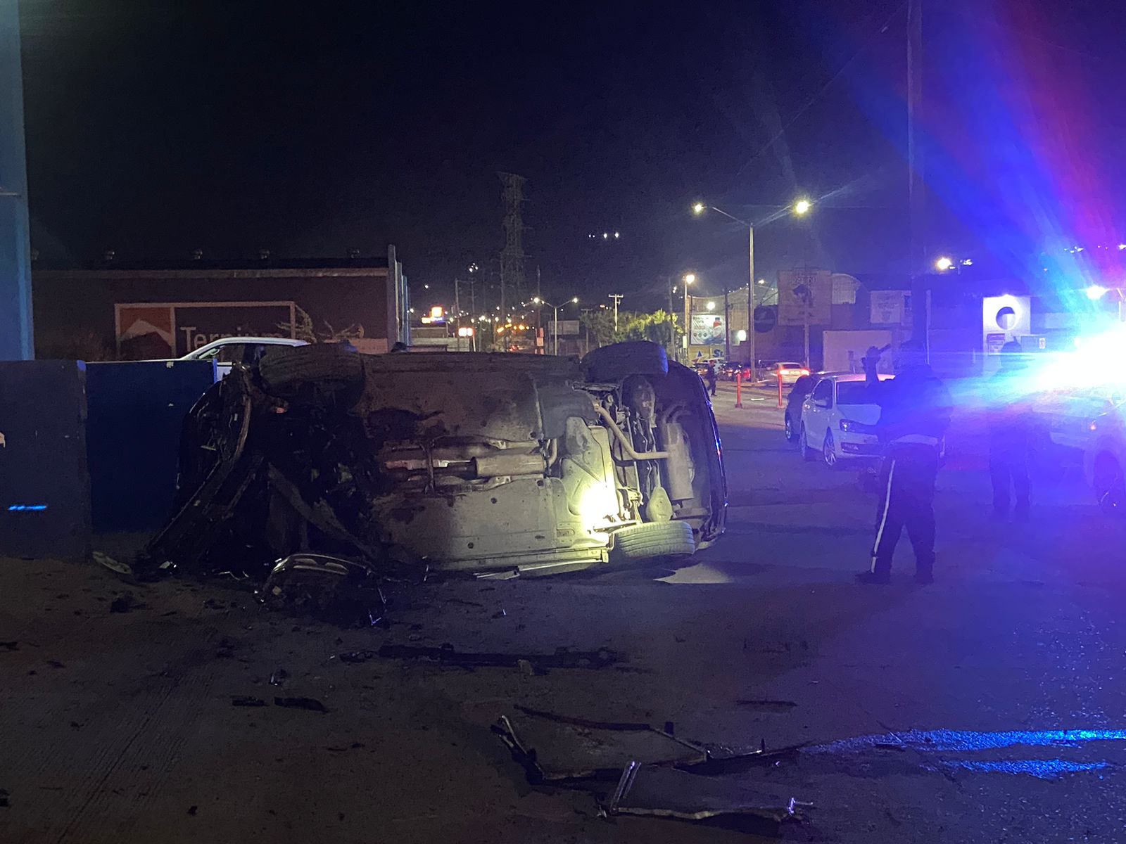 Conductor vuelca en su camioneta y se estrella contra muro en San Benito, Culiacán