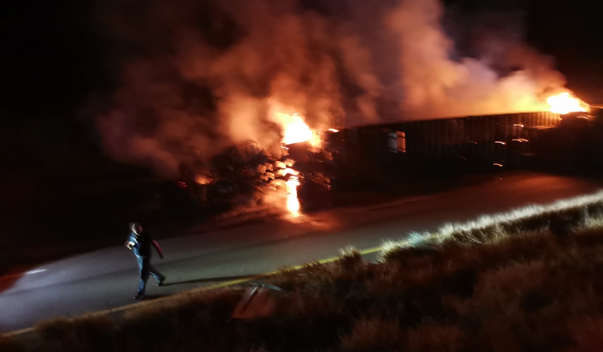 Vuelca tráiler cargado de limones y sandías, y se incendia sobre la México 15 en Los Cerros de Barobampo