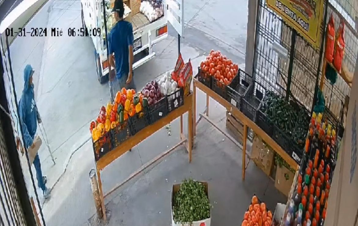 ¡Quedó grabado! Así despojó una camioneta un hombre que fingía discapacidad con muletas en Culiacán