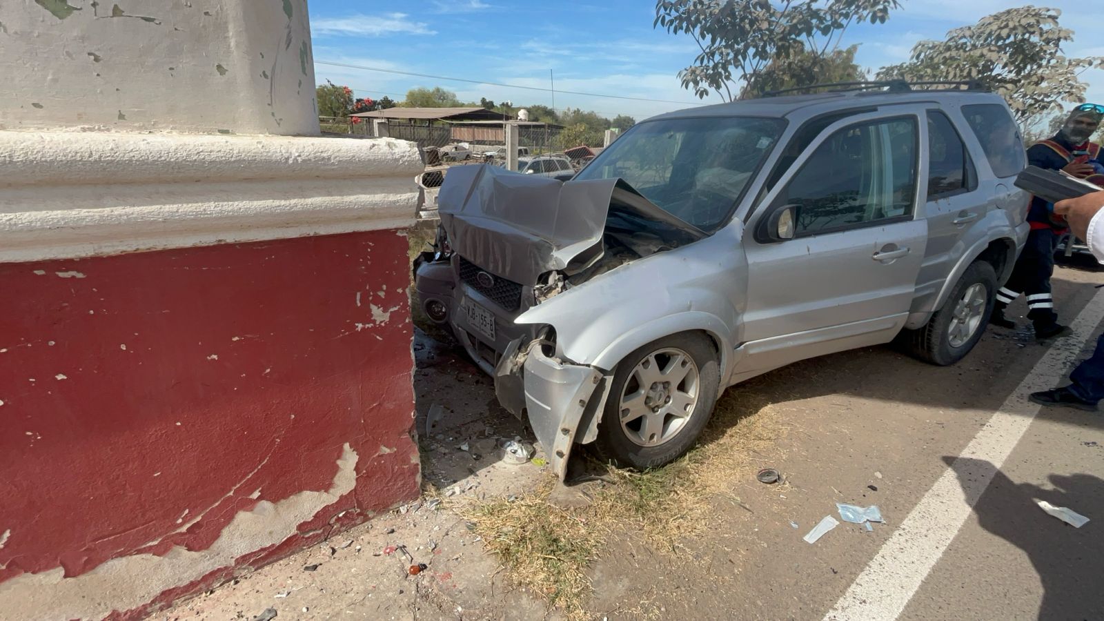 Adulto mayor sufre infarto y choca contra el arco de bienvenida de El Burrión, en Guasave