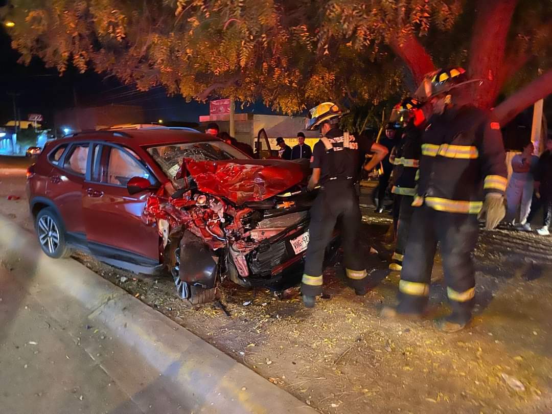 Camioneta a exceso de velocidad deja volcada otra unidad tras chocarla al sur Mazatlán