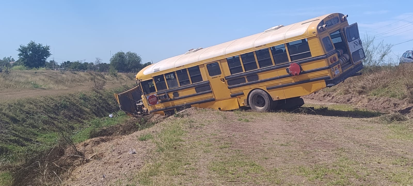 Choca camión de jornaleros contra una suburban en Angostura; hay un herido de gravedad