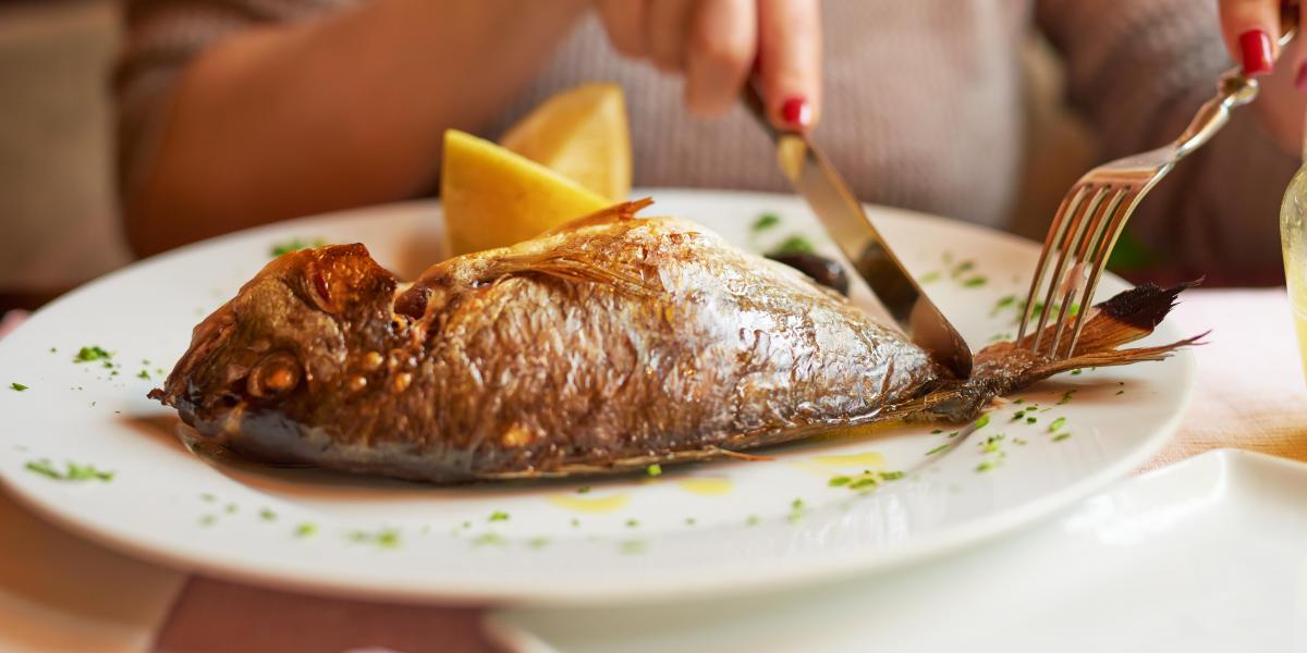 ¡Calma! Esto debes hacer si se te atora una espina de pescado en la garganta