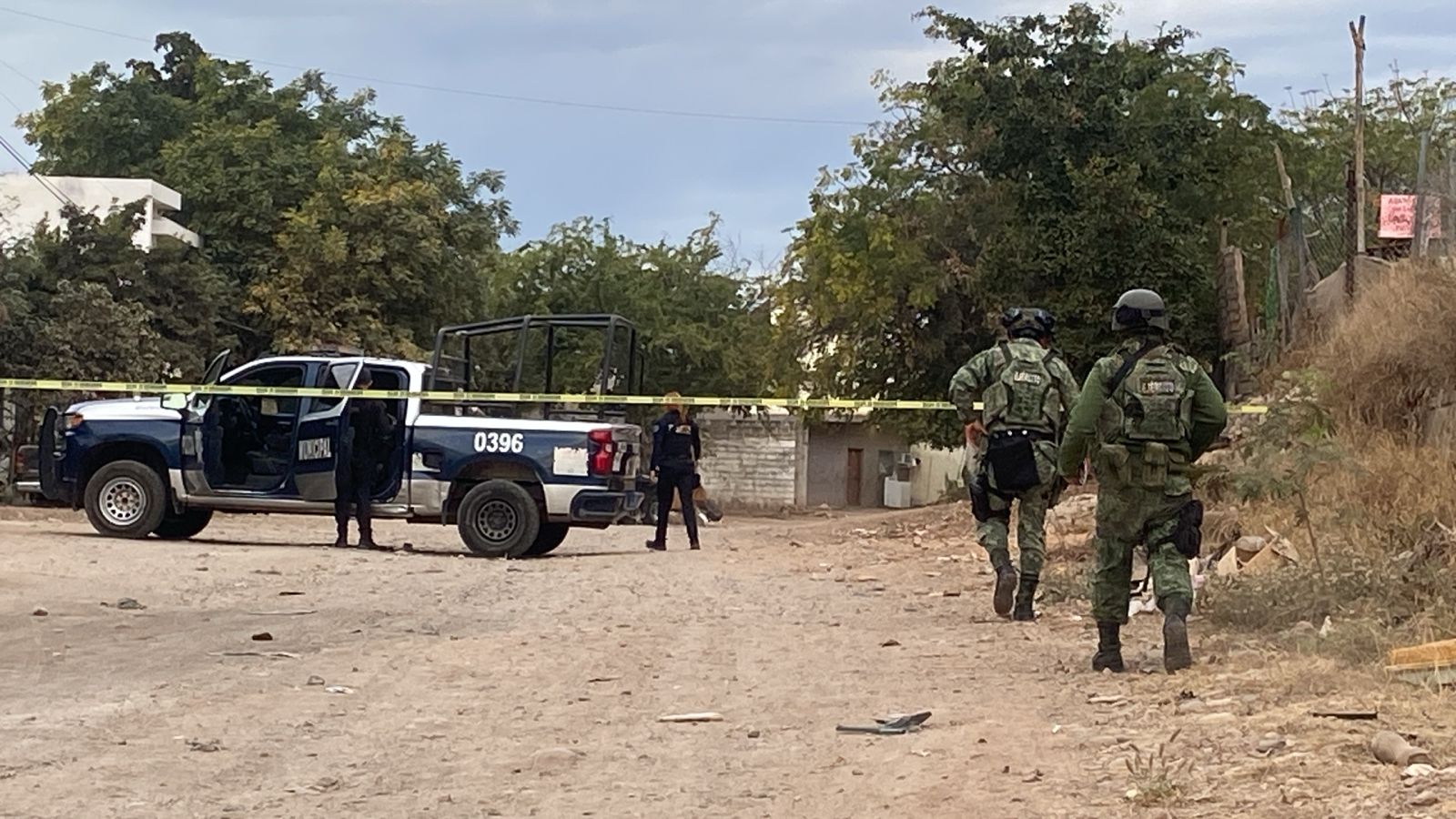 Con las manos esposadas y disparos de arma de fuego, lo encuentran asesinado al sur de Culiacán