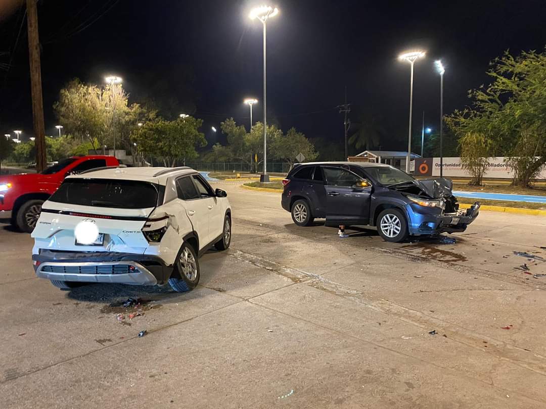 Dos camionetas protagonizan choque cerca del Estero del Yugo en Mazatlán