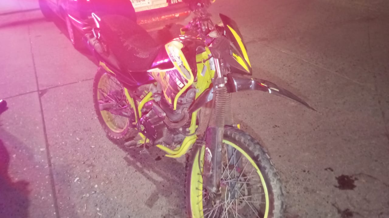 Dos motociclistas resultan lesionados al chocar contra una camioneta en Guasave