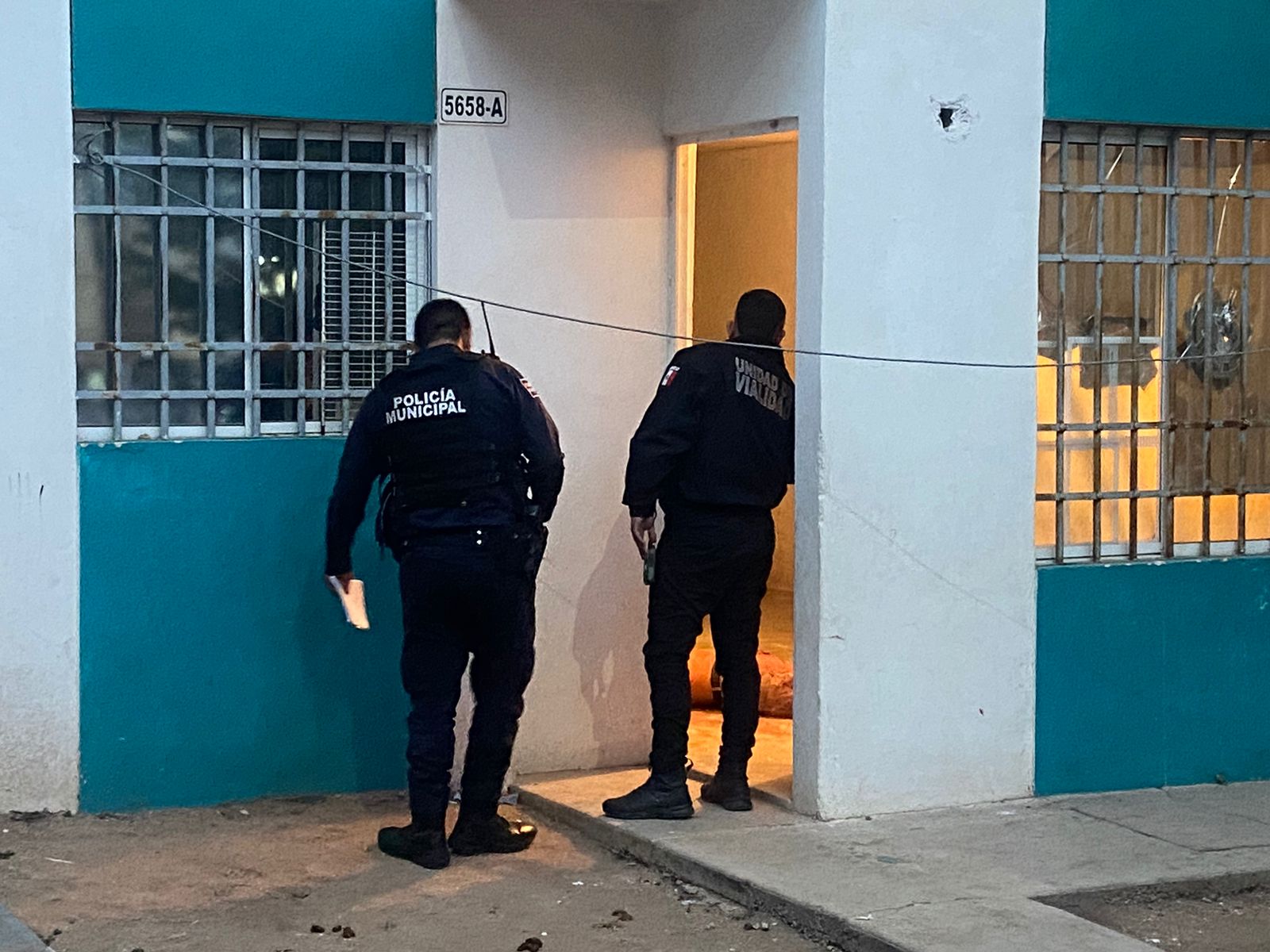 En la sala de su casa, asesinan con arma blanca a un joven en Alturas del Sur, Culiacán