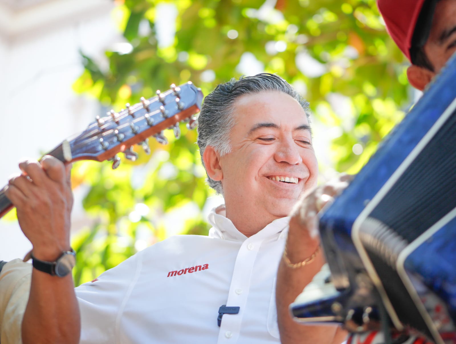 ¡Se echa un palomazo! Enrique Inzunza vio guitarra y acordeón y no se pudo resistir