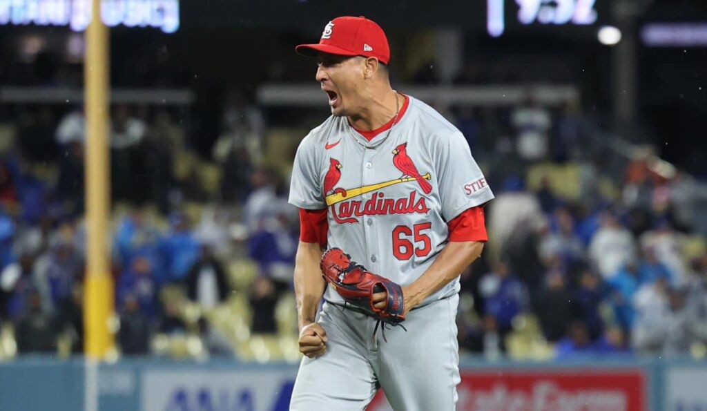 Giovanny Gallegos suma su primer salvamento del 2024 en Grandes Ligas