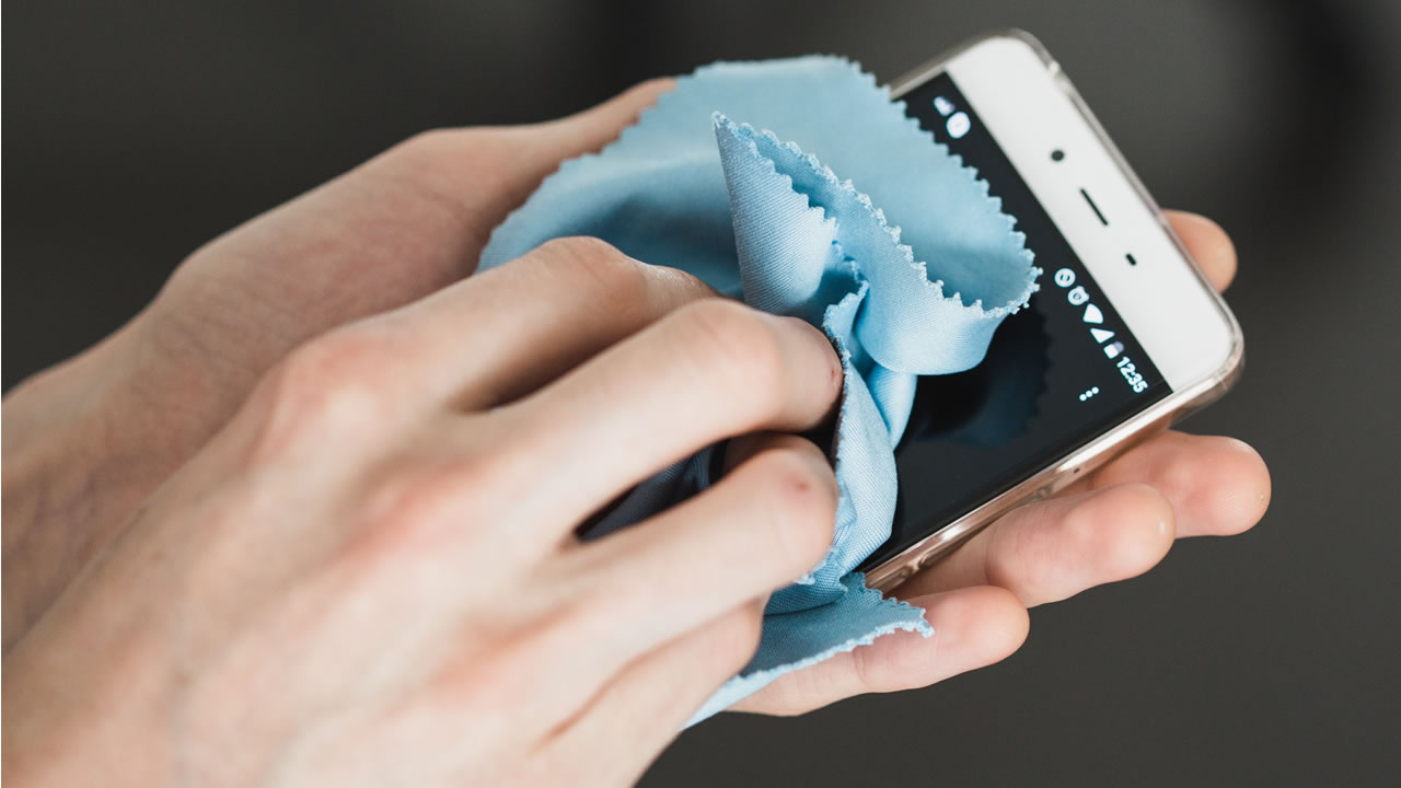 ¡Rechinando de limpio! Te decimos como limpiar correctamente tu celular sin dañarlo