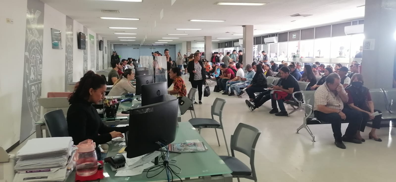Mazatlecos madrugan para pagar la calcomanía en oficinas de Recaudación