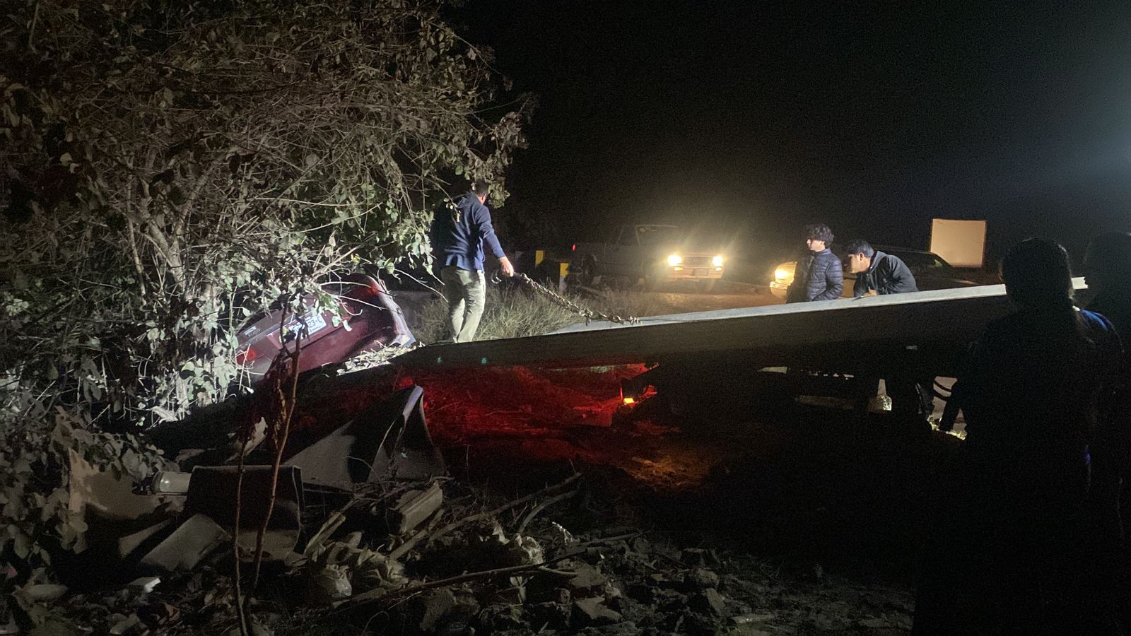 Mónica perdió el control del auto en que viajaba y tuvo aparatosa salida de camino, en Guasave