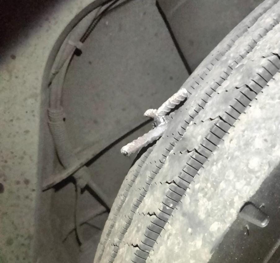 Motociclista arroja “ponchallantas” para asaltar camión de pasajeros sobre la Culiacán-Mazatlán; quita 600 pesos