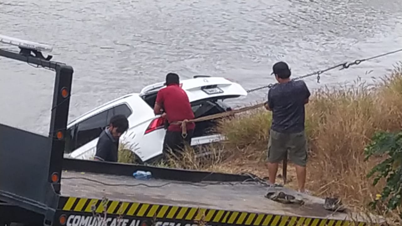 Mujer se salva de milagro al caer con todo y camioneta a canal en Culiacán