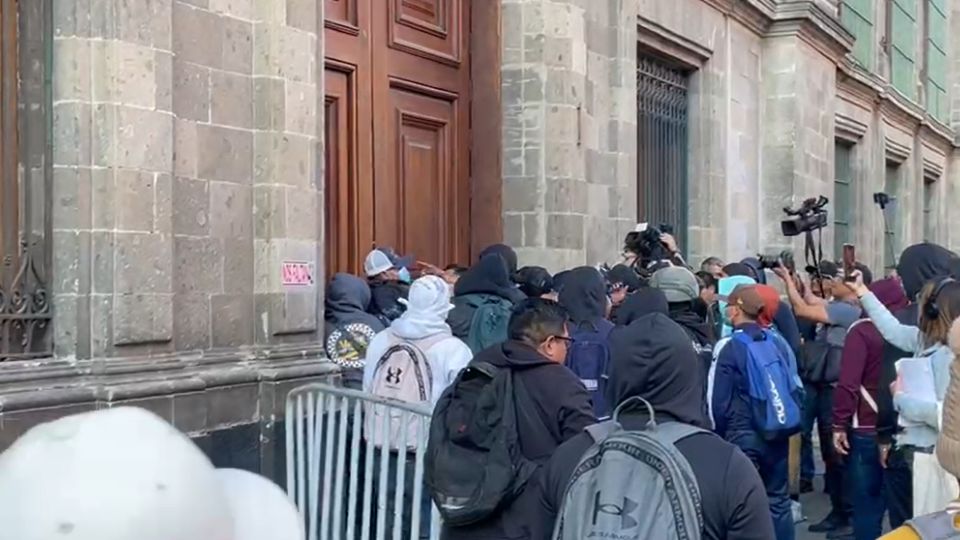 Normalistas de Ayotzinapa irrumpen en Palacio Nacional; AMLO responde que es provocación ‘y no vamos a caer’