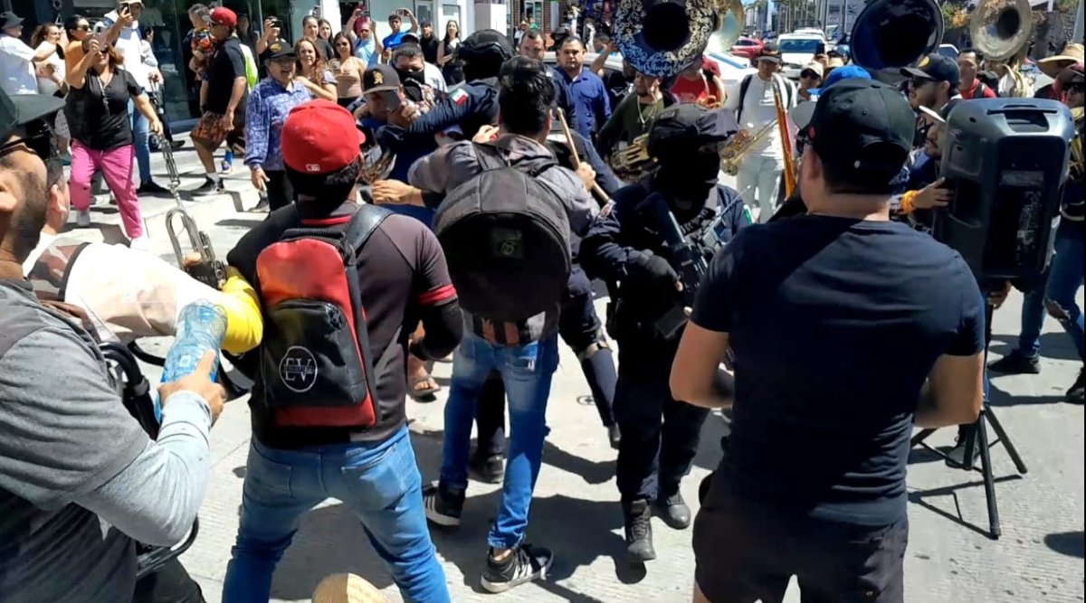 Se arma la trifulca entre músicos y policías en Mazatlán