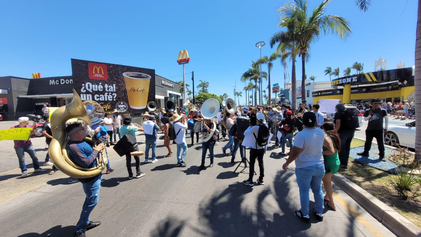 ¡Sin banda no hay Maza! Suena la tambora en Zona Dorada de Mazatlán
