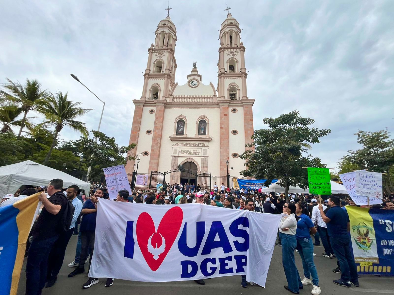 ¡La Obregón está cerrada! Trabajadores de la UAS protestan frente a la Catedral de Culiacán